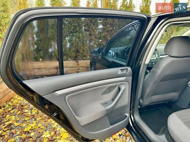 Черный Фольксваген Гольф, объемом двигателя 1.6 л и пробегом 215 тыс. км за 6300 $, фото 66 на Automoto.ua