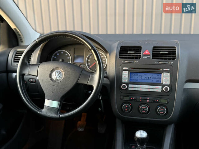 Черный Фольксваген Гольф, объемом двигателя 1.4 л и пробегом 211 тыс. км за 5690 $, фото 74 на Automoto.ua