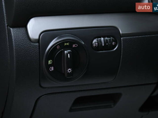 Черный Фольксваген Гольф, объемом двигателя 1.6 л и пробегом 217 тыс. км за 7700 $, фото 22 на Automoto.ua