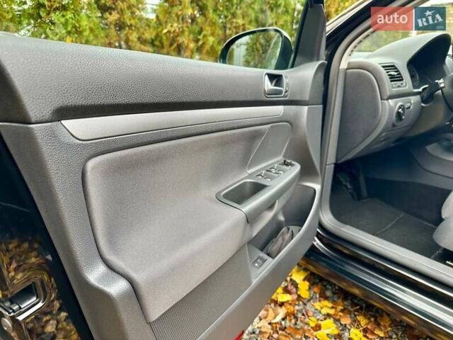 Черный Фольксваген Гольф, объемом двигателя 1.6 л и пробегом 215 тыс. км за 6300 $, фото 58 на Automoto.ua