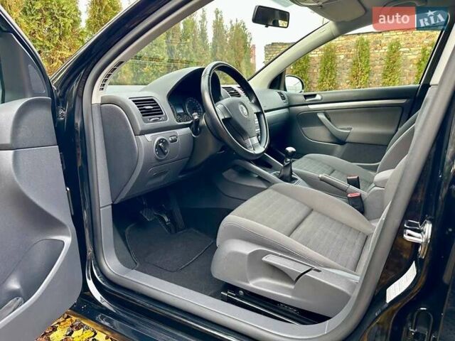 Черный Фольксваген Гольф, объемом двигателя 1.6 л и пробегом 215 тыс. км за 6300 $, фото 54 на Automoto.ua