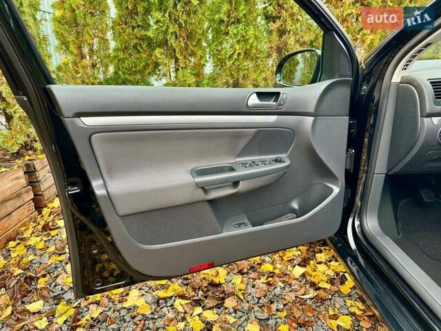 Черный Фольксваген Гольф, объемом двигателя 1.6 л и пробегом 215 тыс. км за 6300 $, фото 55 на Automoto.ua