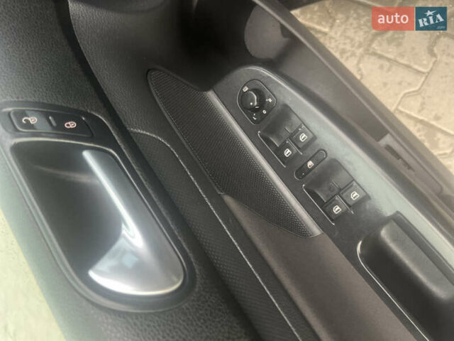 Черный Фольксваген Гольф, объемом двигателя 1.6 л и пробегом 211 тыс. км за 6500 $, фото 6 на Automoto.ua