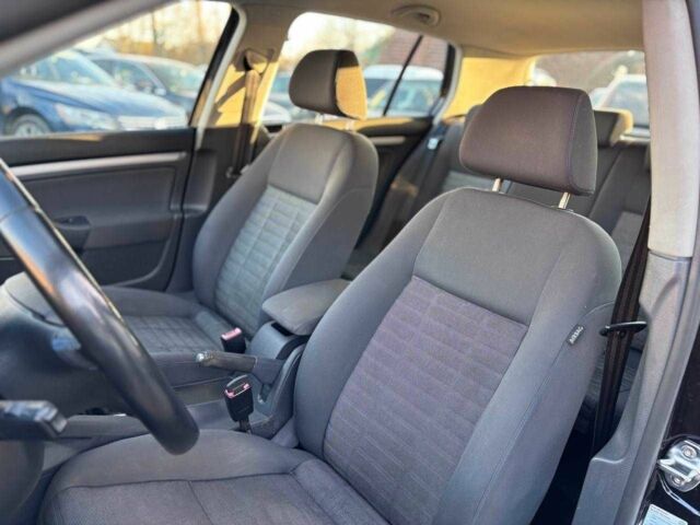 Черный Фольксваген Гольф, объемом двигателя 1.6 л и пробегом 198 тыс. км за 6999 $, фото 12 на Automoto.ua