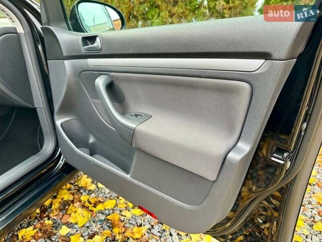 Черный Фольксваген Гольф, объемом двигателя 1.6 л и пробегом 215 тыс. км за 6300 $, фото 81 на Automoto.ua