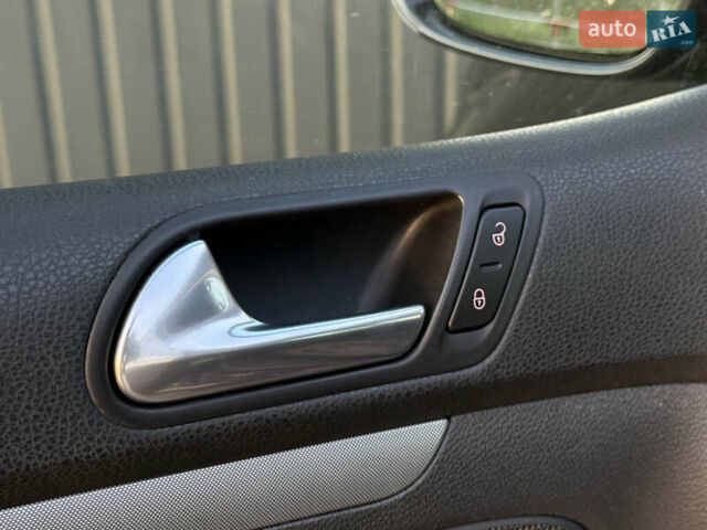 Черный Фольксваген Гольф, объемом двигателя 1.4 л и пробегом 211 тыс. км за 5690 $, фото 53 на Automoto.ua