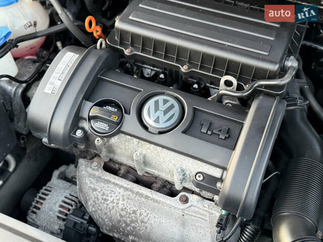 Черный Фольксваген Гольф, объемом двигателя 1.4 л и пробегом 211 тыс. км за 5690 $, фото 90 на Automoto.ua