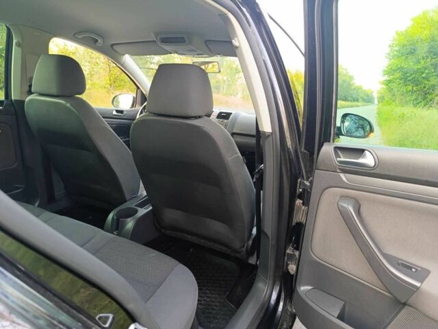 Черный Фольксваген Гольф, объемом двигателя 1.6 л и пробегом 212 тыс. км за 6100 $, фото 12 на Automoto.ua