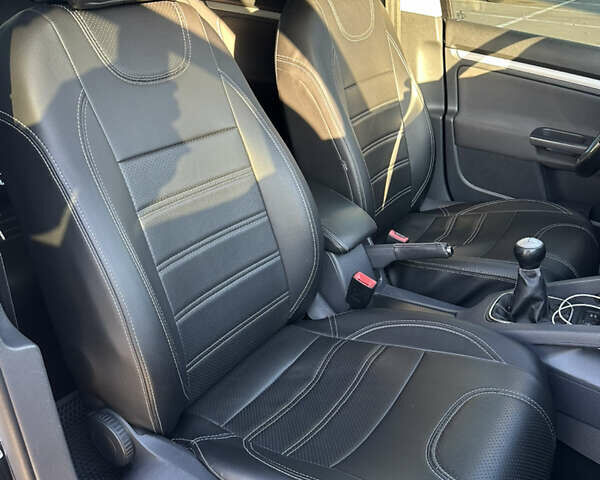 Черный Фольксваген Гольф, объемом двигателя 1.6 л и пробегом 300 тыс. км за 5299 $, фото 9 на Automoto.ua