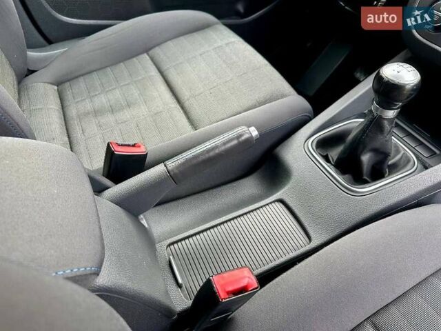 Черный Фольксваген Гольф, объемом двигателя 1.6 л и пробегом 215 тыс. км за 6300 $, фото 79 на Automoto.ua