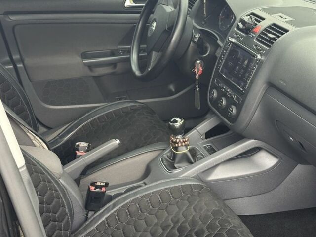 Черный Фольксваген Гольф, объемом двигателя 1.6 л и пробегом 210 тыс. км за 6500 $, фото 5 на Automoto.ua