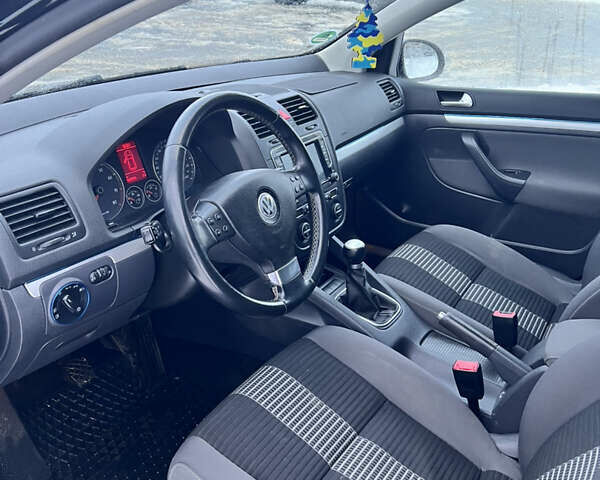 Черный Фольксваген Гольф, объемом двигателя 1.4 л и пробегом 258 тыс. км за 5850 $, фото 7 на Automoto.ua