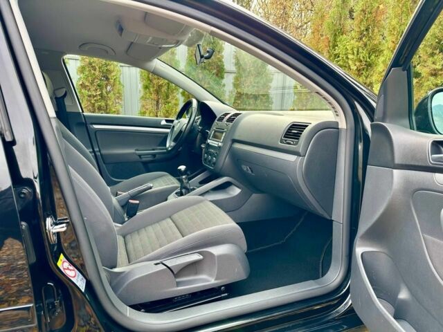 Черный Фольксваген Гольф, объемом двигателя 1.6 л и пробегом 215 тыс. км за 6300 $, фото 15 на Automoto.ua