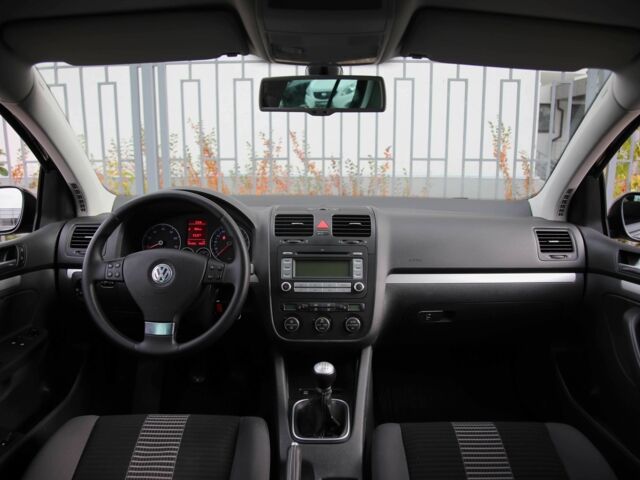 Черный Фольксваген Гольф, объемом двигателя 1.4 л и пробегом 180 тыс. км за 6900 $, фото 12 на Automoto.ua