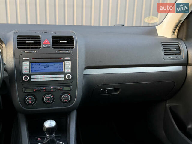 Черный Фольксваген Гольф, объемом двигателя 1.4 л и пробегом 211 тыс. км за 5690 $, фото 77 на Automoto.ua