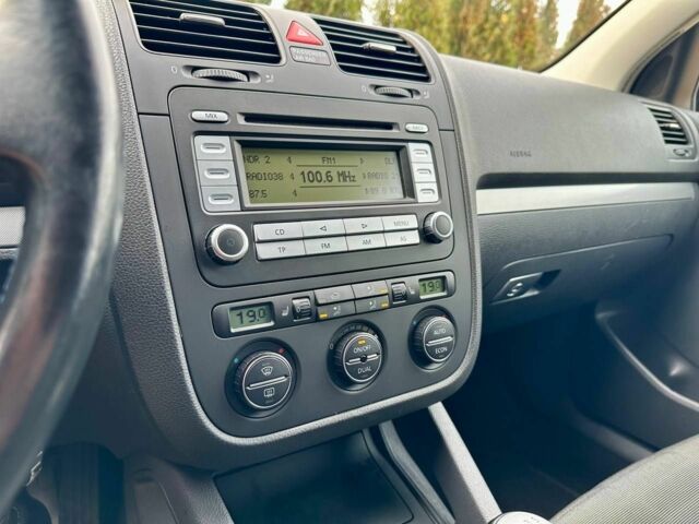 Черный Фольксваген Гольф, объемом двигателя 1.6 л и пробегом 215 тыс. км за 6300 $, фото 12 на Automoto.ua