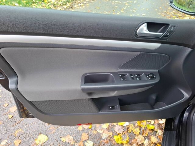 Черный Фольксваген Гольф, объемом двигателя 1.6 л и пробегом 190 тыс. км за 6800 $, фото 5 на Automoto.ua