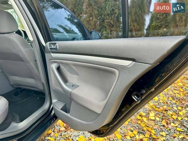 Черный Фольксваген Гольф, объемом двигателя 1.6 л и пробегом 215 тыс. км за 6300 $, фото 71 на Automoto.ua