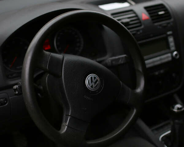 Черный Фольксваген Гольф, объемом двигателя 1.39 л и пробегом 200 тыс. км за 5900 $, фото 6 на Automoto.ua