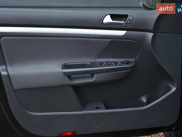 Черный Фольксваген Гольф, объемом двигателя 1.39 л и пробегом 221 тыс. км за 6800 $, фото 12 на Automoto.ua