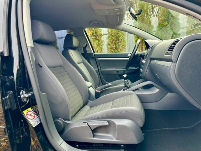 Черный Фольксваген Гольф, объемом двигателя 1.6 л и пробегом 215 тыс. км за 6300 $, фото 14 на Automoto.ua