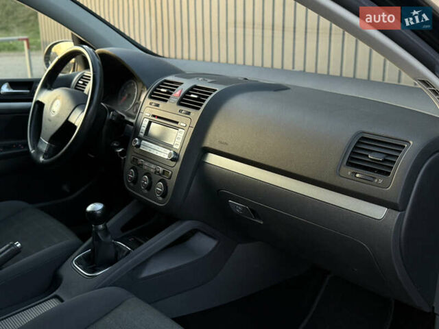 Черный Фольксваген Гольф, объемом двигателя 1.4 л и пробегом 211 тыс. км за 5690 $, фото 70 на Automoto.ua