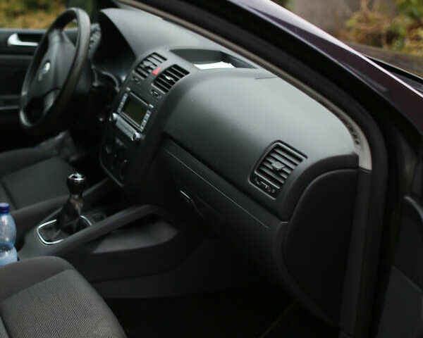 Черный Фольксваген Гольф, объемом двигателя 1.39 л и пробегом 200 тыс. км за 5900 $, фото 4 на Automoto.ua