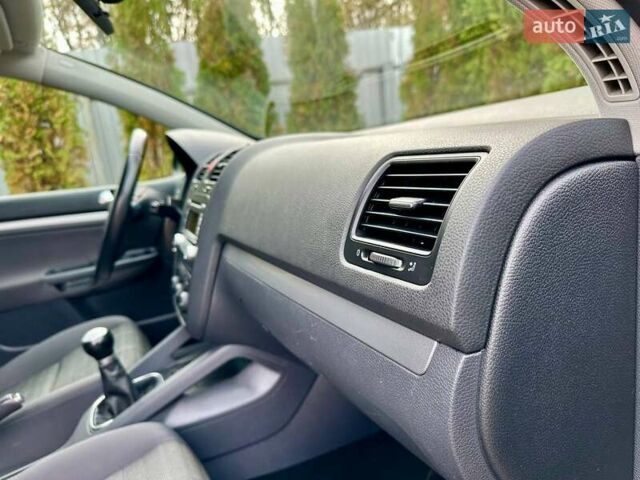 Черный Фольксваген Гольф, объемом двигателя 1.6 л и пробегом 215 тыс. км за 6300 $, фото 93 на Automoto.ua