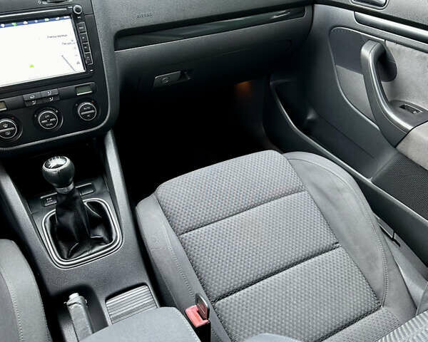 Черный Фольксваген Гольф, объемом двигателя 1.4 л и пробегом 215 тыс. км за 5999 $, фото 11 на Automoto.ua