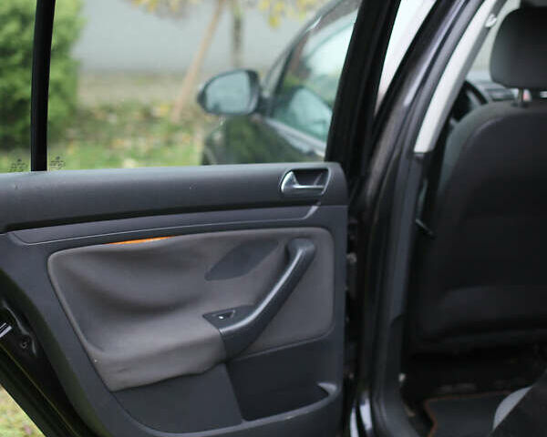 Черный Фольксваген Гольф, объемом двигателя 1.39 л и пробегом 200 тыс. км за 5900 $, фото 5 на Automoto.ua