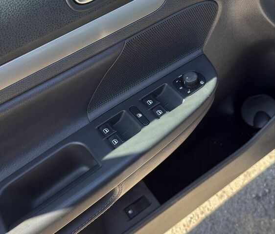 Чорний Фольксваген Гольф, об'ємом двигуна 2 л та пробігом 158 тис. км за 8687 $, фото 7 на Automoto.ua