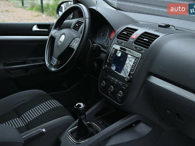 Черный Фольксваген Гольф, объемом двигателя 1.39 л и пробегом 221 тыс. км за 6800 $, фото 30 на Automoto.ua