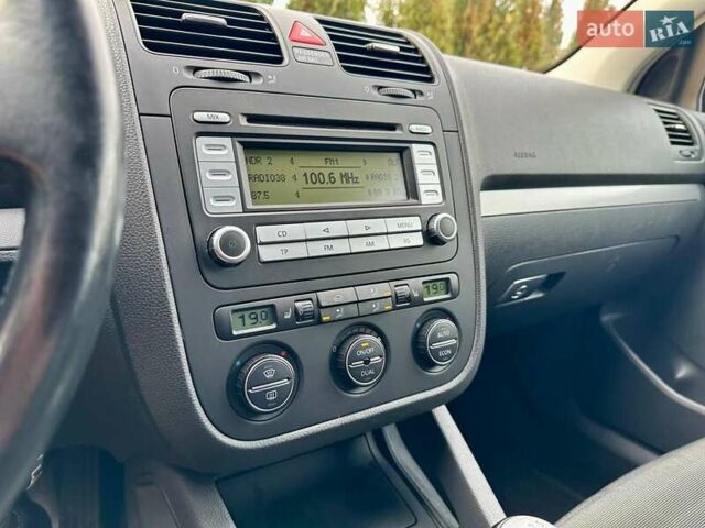 Черный Фольксваген Гольф, объемом двигателя 1.6 л и пробегом 215 тыс. км за 6300 $, фото 57 на Automoto.ua