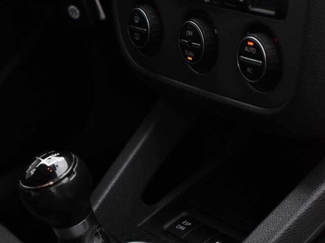 Черный Фольксваген Гольф, объемом двигателя 1.6 л и пробегом 223 тыс. км за 6999 $, фото 13 на Automoto.ua