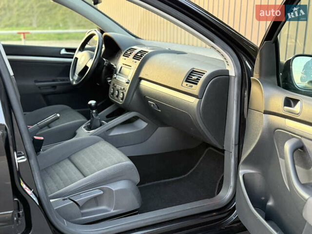 Черный Фольксваген Гольф, объемом двигателя 1.4 л и пробегом 211 тыс. км за 5690 $, фото 67 на Automoto.ua