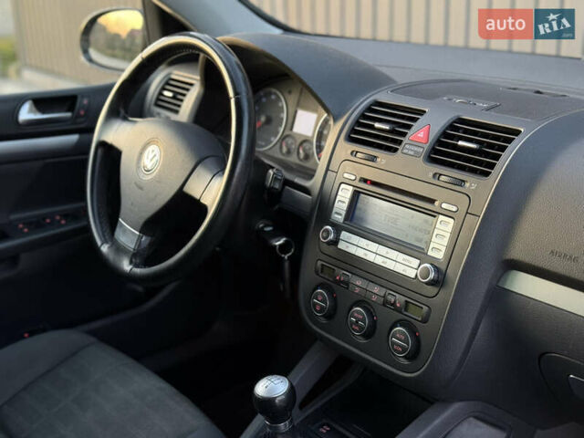 Черный Фольксваген Гольф, объемом двигателя 1.4 л и пробегом 211 тыс. км за 5690 $, фото 71 на Automoto.ua