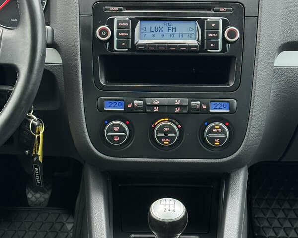 Черный Фольксваген Гольф, объемом двигателя 1.4 л и пробегом 184 тыс. км за 5950 $, фото 14 на Automoto.ua