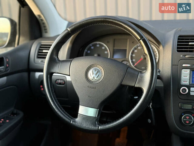 Черный Фольксваген Гольф, объемом двигателя 1.4 л и пробегом 211 тыс. км за 5690 $, фото 76 на Automoto.ua