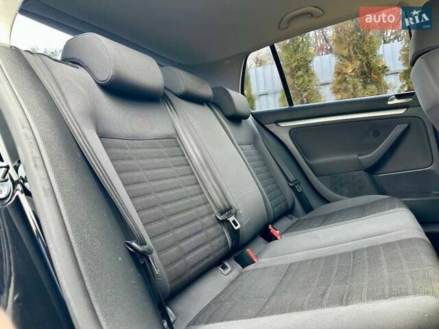 Черный Фольксваген Гольф, объемом двигателя 1.6 л и пробегом 215 тыс. км за 6300 $, фото 76 на Automoto.ua