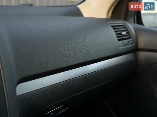 Черный Фольксваген Гольф, объемом двигателя 1.4 л и пробегом 211 тыс. км за 5690 $, фото 86 на Automoto.ua