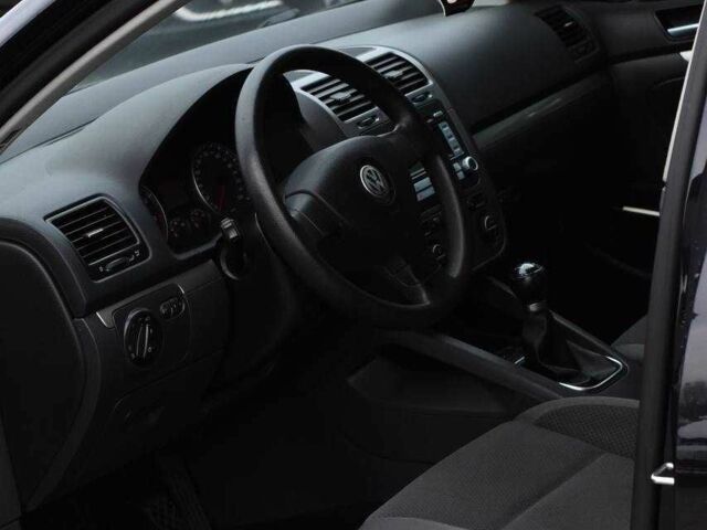 Черный Фольксваген Гольф, объемом двигателя 1.6 л и пробегом 223 тыс. км за 6999 $, фото 9 на Automoto.ua