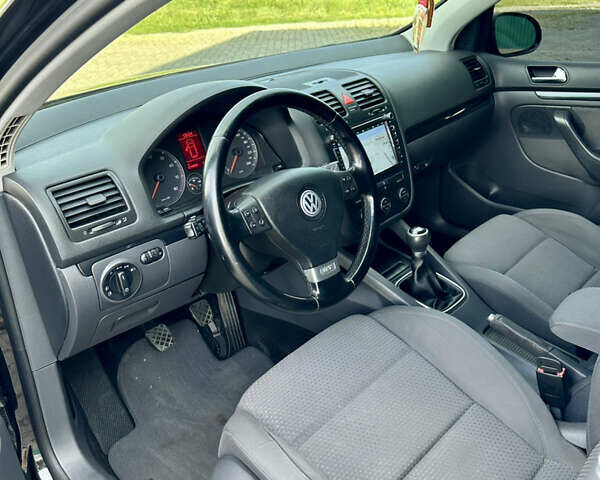 Черный Фольксваген Гольф, объемом двигателя 1.4 л и пробегом 215 тыс. км за 5999 $, фото 12 на Automoto.ua