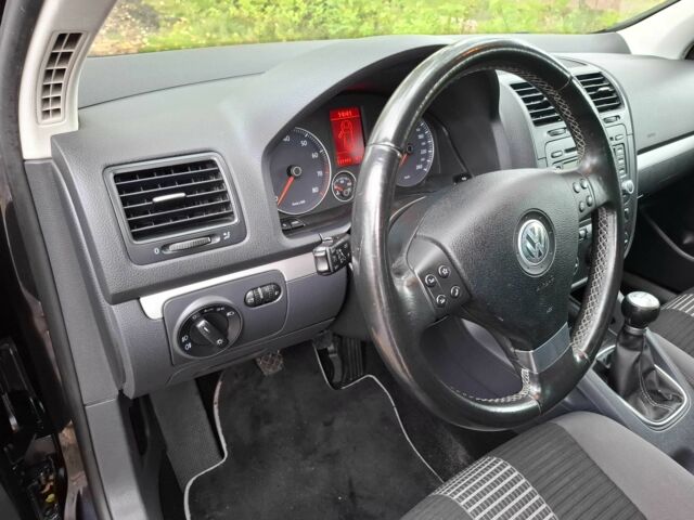 Черный Фольксваген Гольф, объемом двигателя 1.6 л и пробегом 190 тыс. км за 6800 $, фото 6 на Automoto.ua