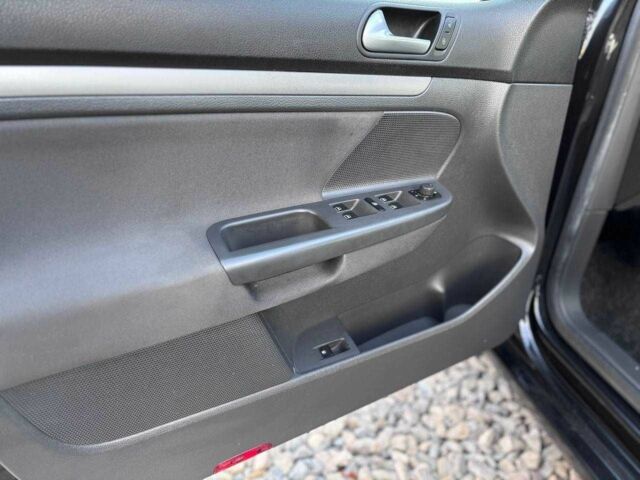 Черный Фольксваген Гольф, объемом двигателя 1.6 л и пробегом 198 тыс. км за 6999 $, фото 9 на Automoto.ua