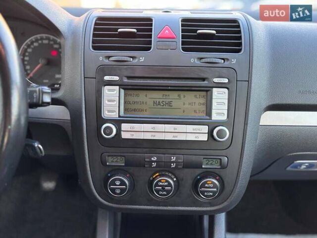 Чорний Фольксваген Гольф, об'ємом двигуна 1.6 л та пробігом 198 тис. км за 6999 $, фото 24 на Automoto.ua