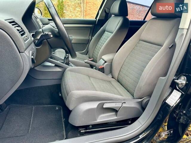 Черный Фольксваген Гольф, объемом двигателя 1.6 л и пробегом 215 тыс. км за 6300 $, фото 42 на Automoto.ua