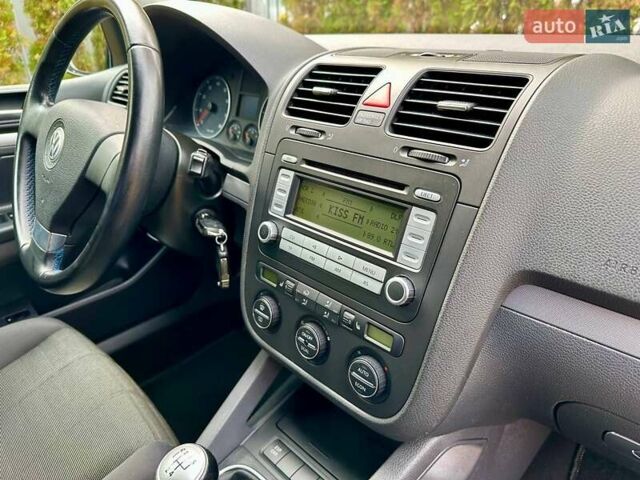Черный Фольксваген Гольф, объемом двигателя 1.6 л и пробегом 215 тыс. км за 6300 $, фото 78 на Automoto.ua