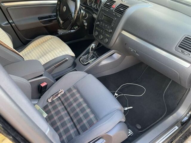 Чорний Фольксваген Гольф, об'ємом двигуна 2 л та пробігом 240 тис. км за 7600 $, фото 5 на Automoto.ua