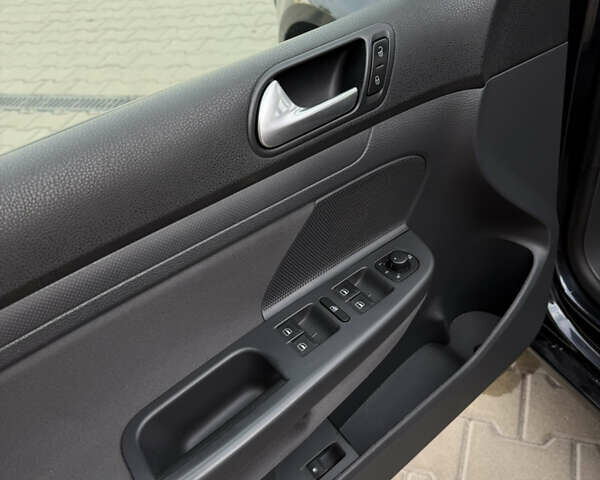 Черный Фольксваген Гольф, объемом двигателя 1.6 л и пробегом 243 тыс. км за 5999 $, фото 19 на Automoto.ua