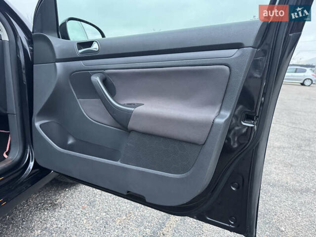 Черный Фольксваген Гольф, объемом двигателя 1.4 л и пробегом 231 тыс. км за 6700 $, фото 55 на Automoto.ua